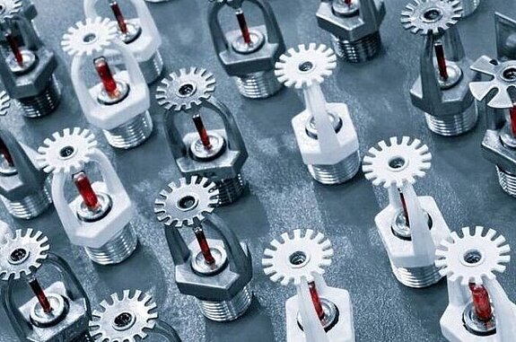 Sprinklerkoepfe White and silver sprinkler heads