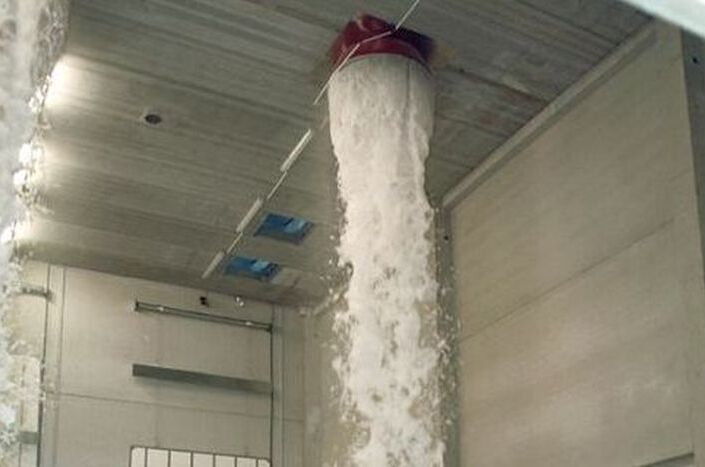 Schaumloeschanlage Schaum wird aus einer Deckenanlage herausgespritzt