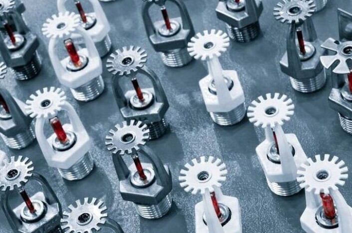 Sprinklerkoepfe White and silver sprinkler heads